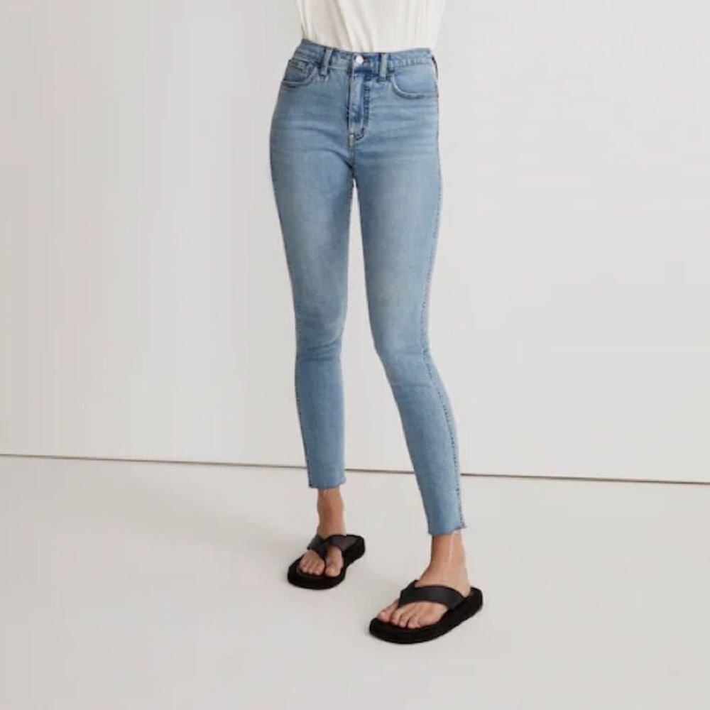 10" High-Rise Roadtripper Authentic Skinny Jeans in sz 29 EUC